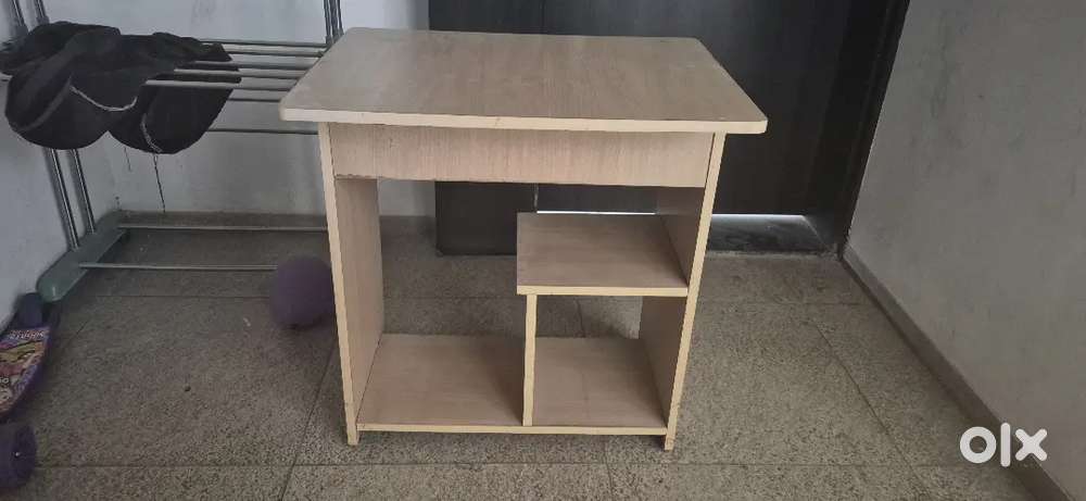 Hello computer table vechava na che compter tabel for sell
