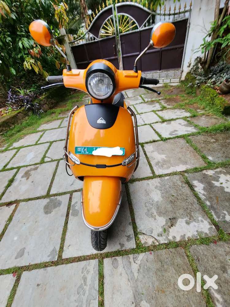 Avera electric scooter, 2023, showroom condition.