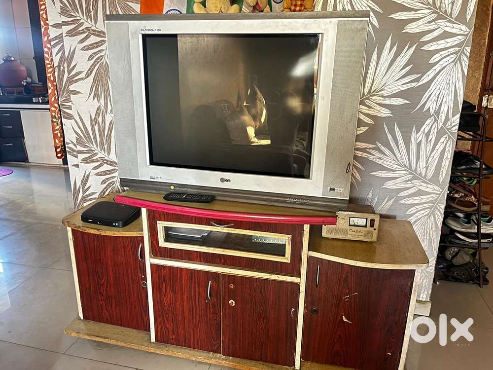 LG tv big with showcase