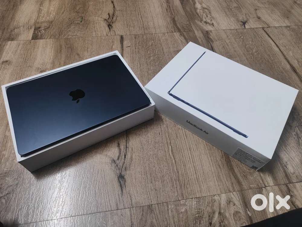 Apple Macbook Air M2 16gb 256gb 13.6inch 10 days old only.