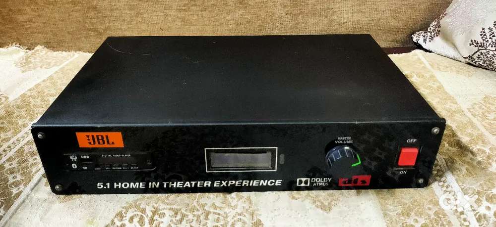 No remote. Its a 5.1 customized amplifer only for Rs 7,999. As in cond