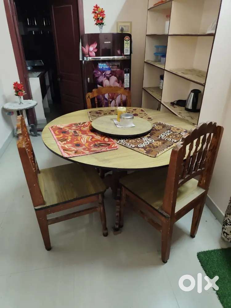 Dinning table with 4 chairs