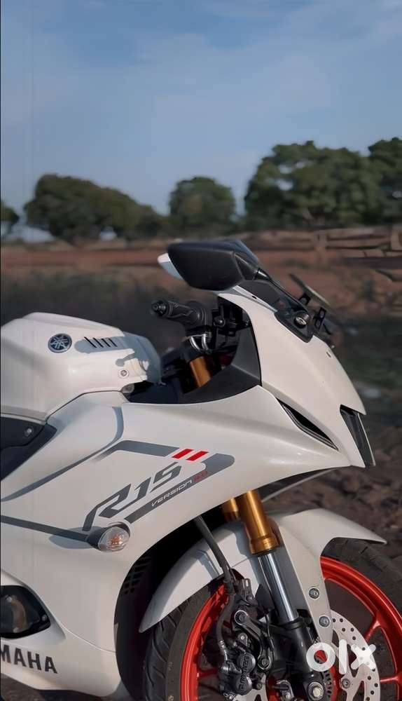 Yamaha R15 V4 White color