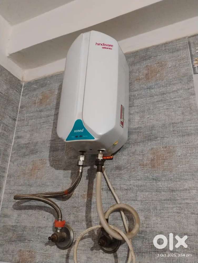 Hindware 3L instant geyser with free pipes and plug