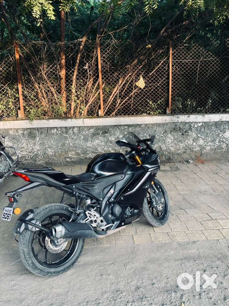 YAMAHA R15 V4 BLACK