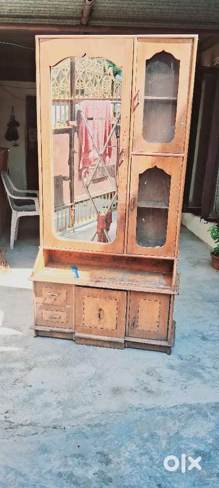 Dressing table good condition my selling Ginni buyer calling