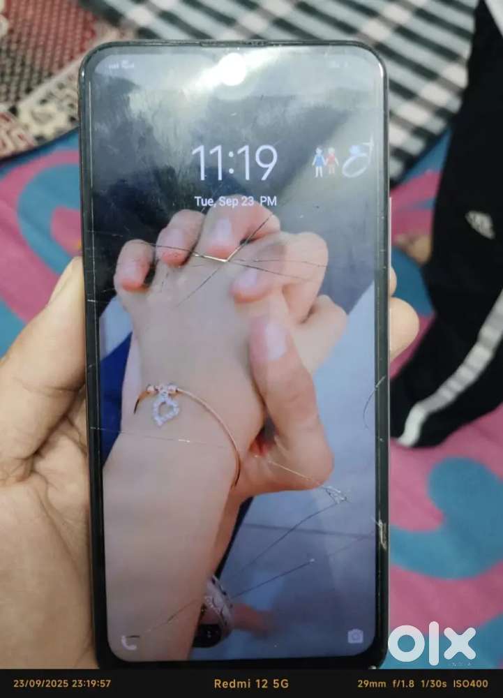 Vivo y19 4/128 me ( touch tuti hai Full kam karte hai)