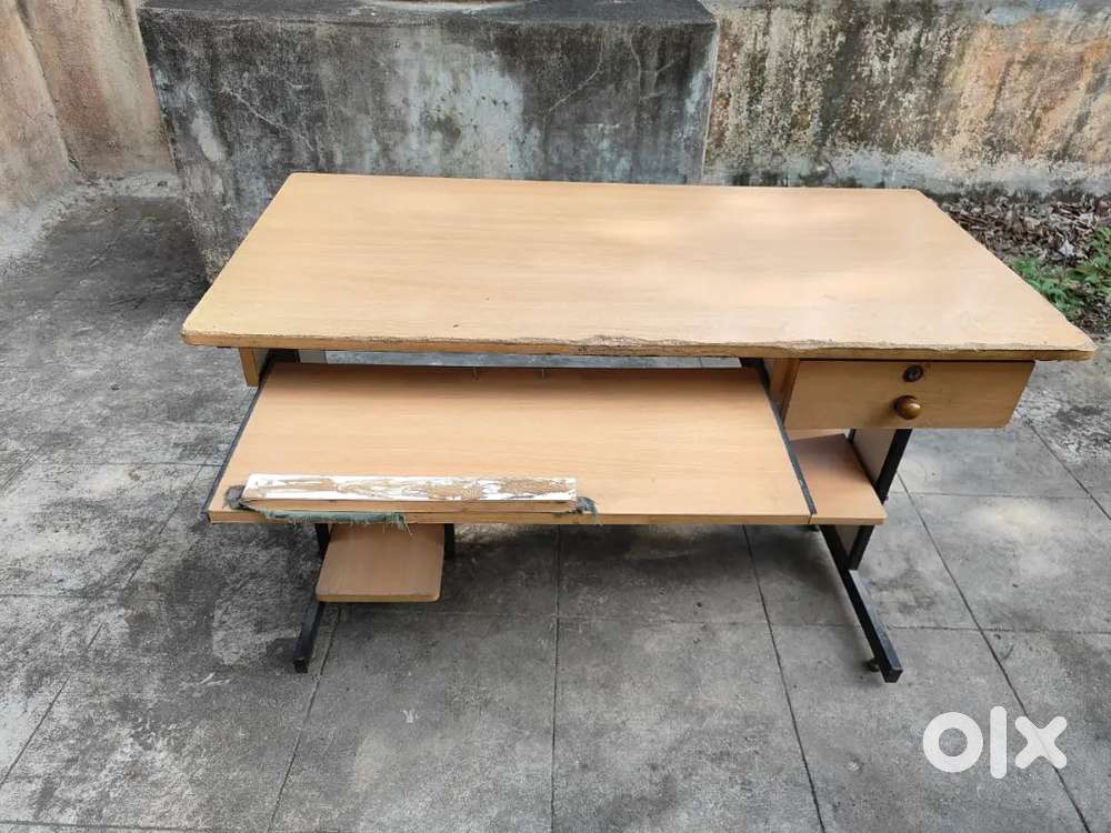 Computer table