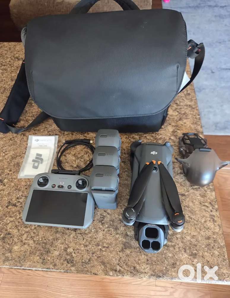 DJ Mavic 4 Pro 512GB Creator Combo (RC Pro 2) O4 10-bit 30km HDR Video