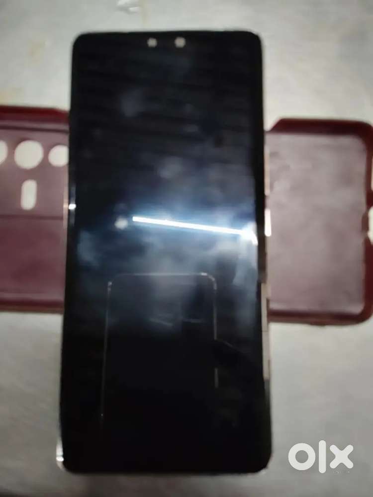 V23 pro 5G.Good condition,but screen display small dark colour ring.
