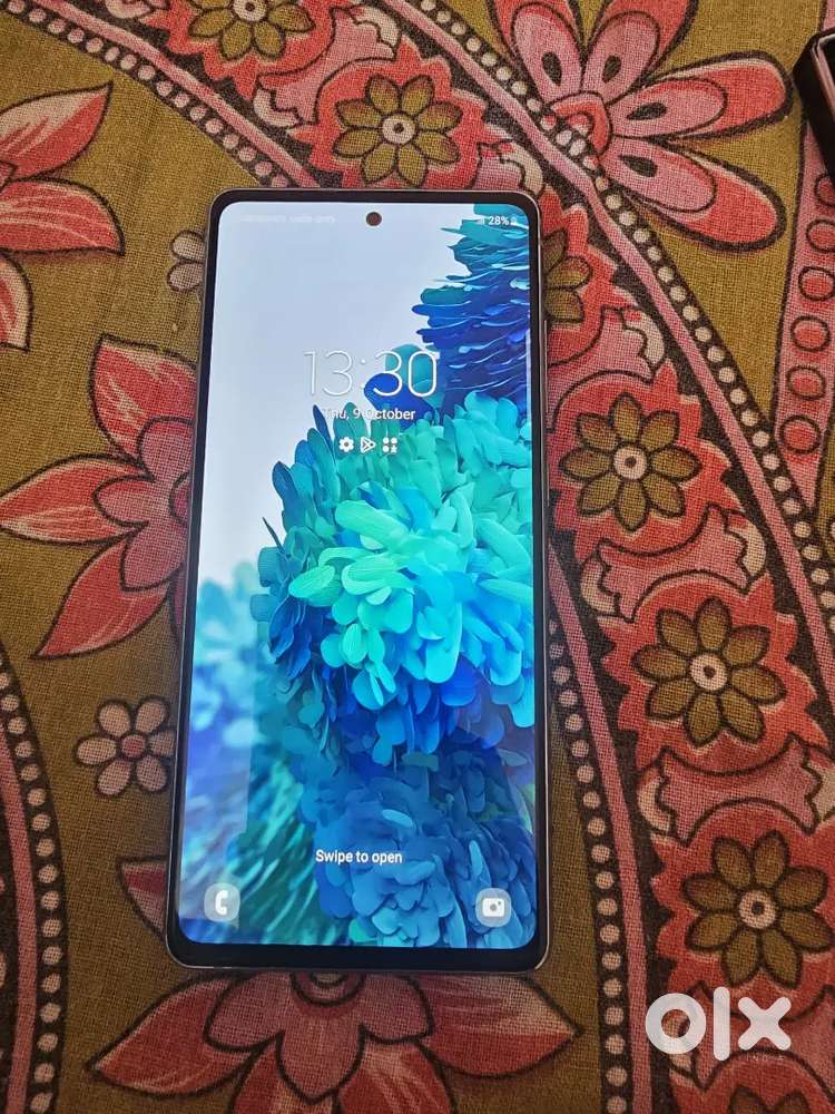 I'm selling my samsung s20 fe 8 128 with box