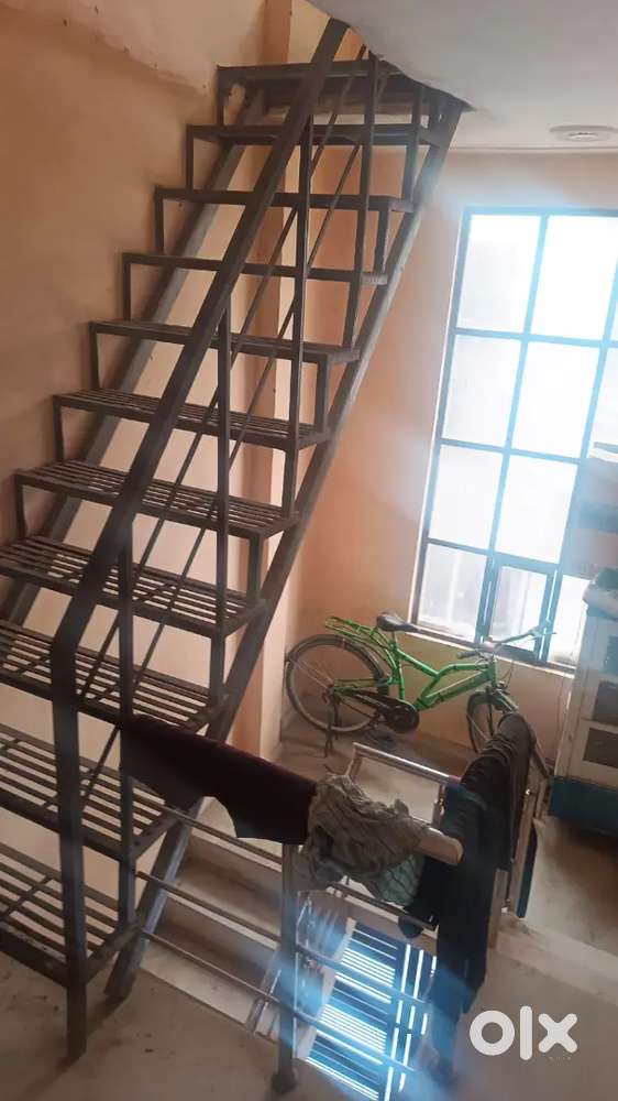 two room set available for rent in mohan enclave colony first floor