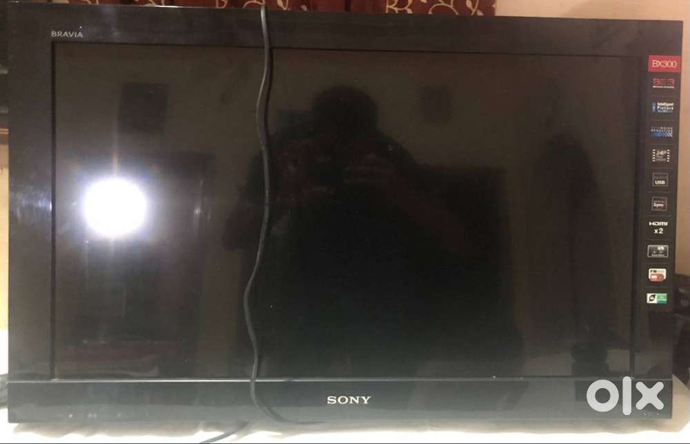 Sony (32 in) Bravia-32BX300 LCD TV - Excellent Condition