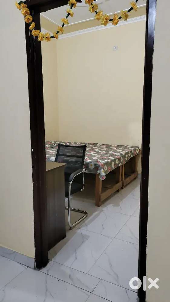 Room available for rent in Paras estate