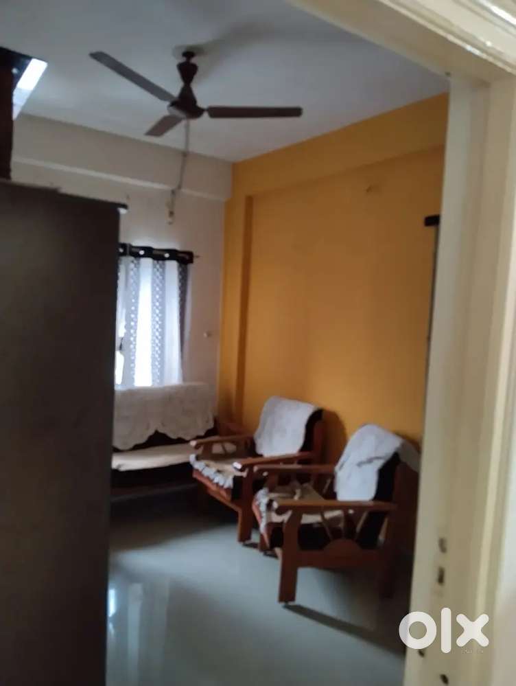 2bhk 105sq.yd 5th floor semi furnished flat