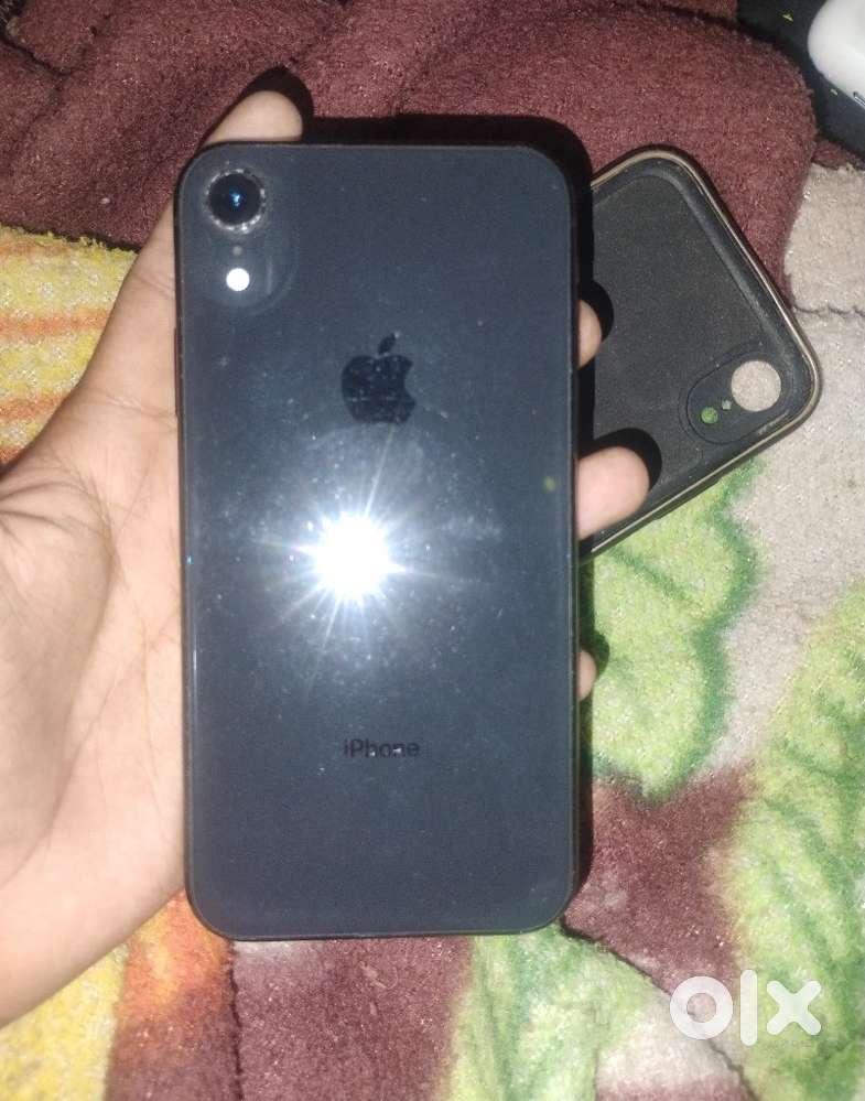 iPhone xr 64gb aur uske sath original blutooth bhi hai iPhone ka