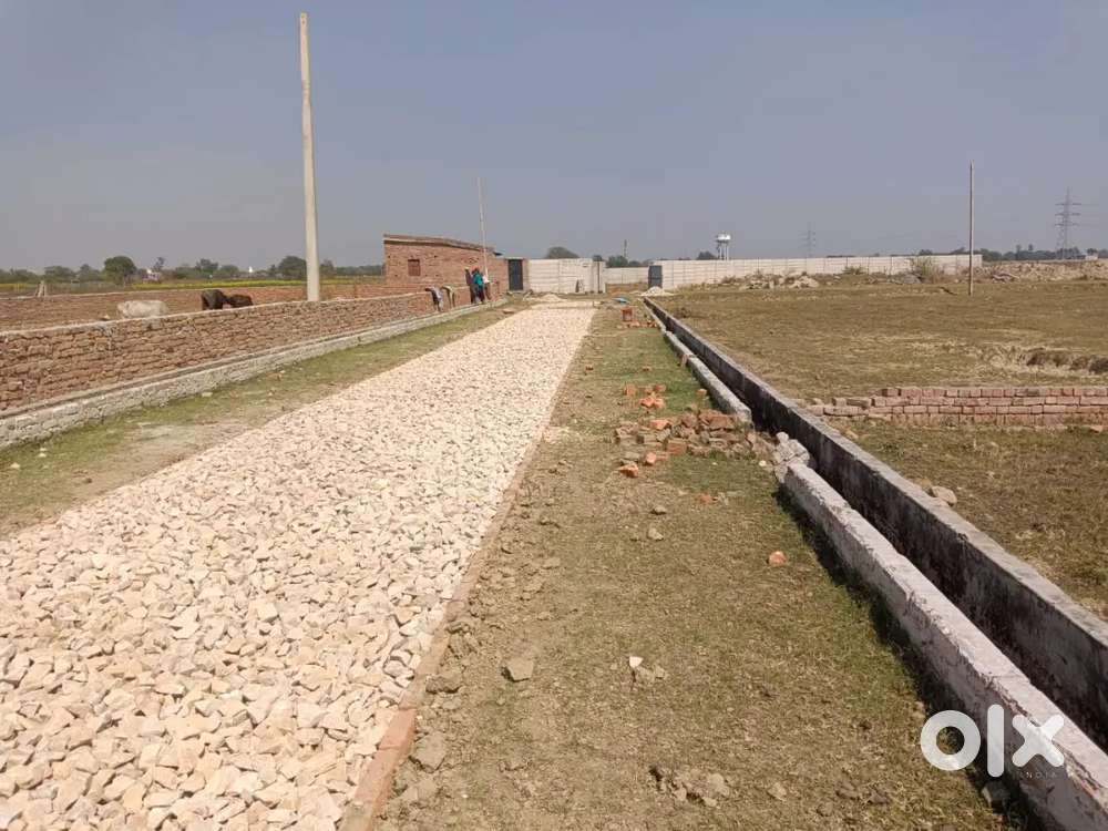 Gosaiganj poliic booth anoop Ganj railway station ke pass sasta plot