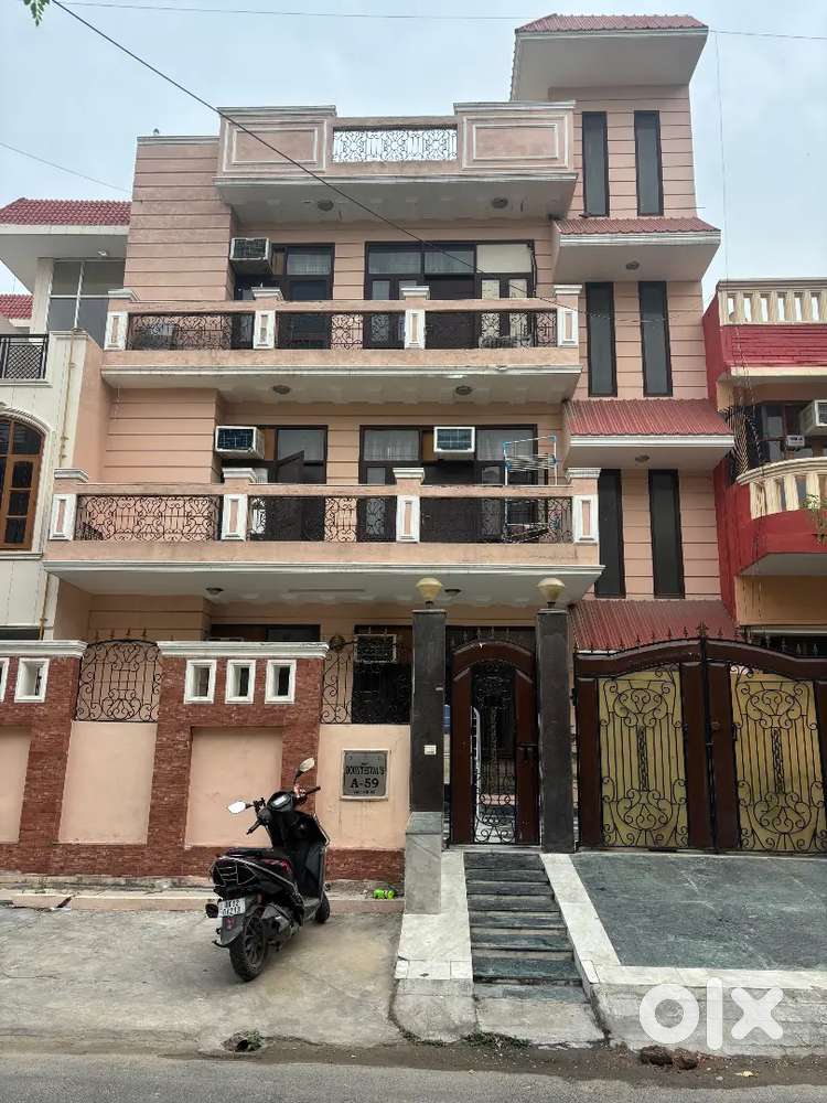 PG for boys and girls in sector 52 & 33