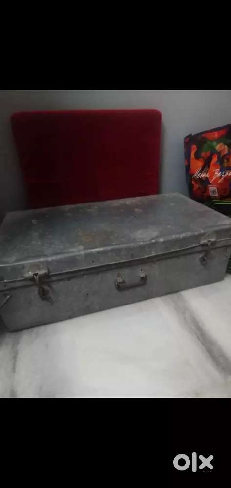 मज़बूत लोहे की पेटियाँ – बढ़िया हालत – दोनों साथ में