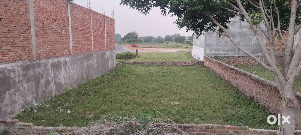 Plot on main road