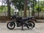 Pulsar P-150 Twin Disc Variant. Comes with kick start and centre stand