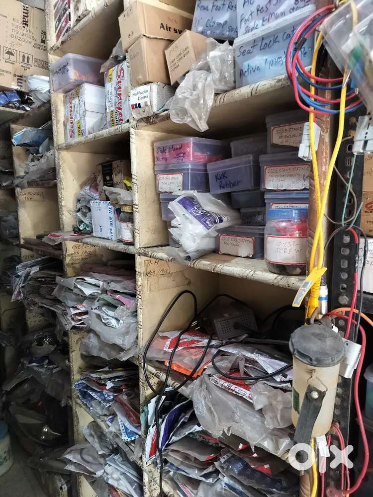 Fully furnished Auto Parts  road touch dukaan dena hai maal ke sath