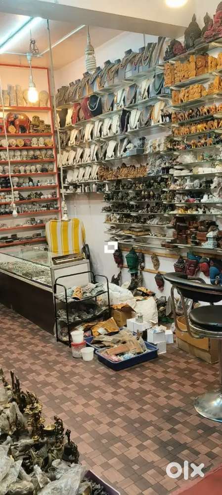 Im Selling my Commercial property.It contains 6,commercial shutters