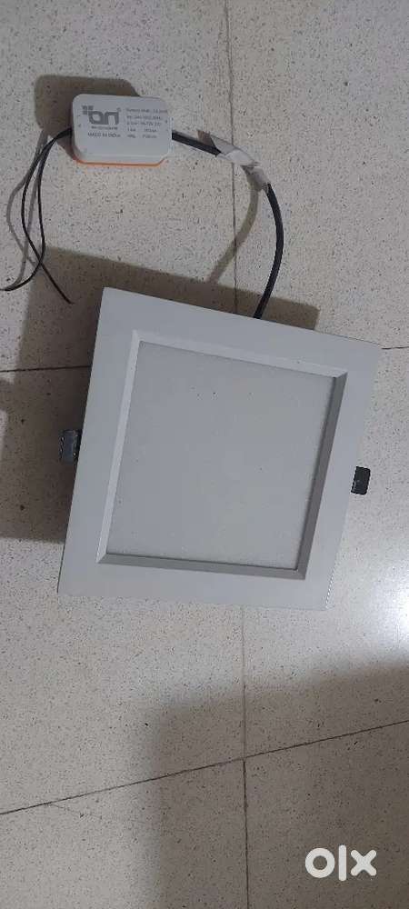 Selling high quality square LED celling panel lights.