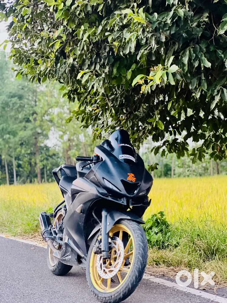 Ek r15 v3 he or ek splder he jonsi bhi leni he contact kre