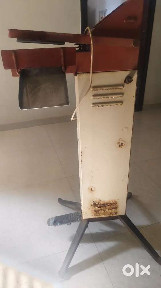 Pedal sealing machine