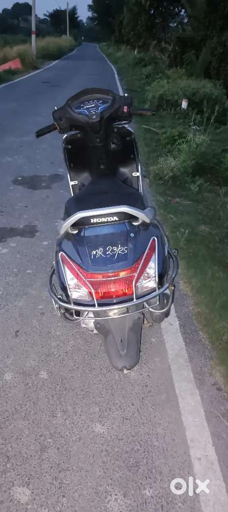 मात्र 1साल 8 महीने की चमचमाती हुई स्कूटी