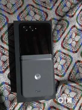 Moto Razr 50 – Premium Flip Phone | Full Box | Under Warranty