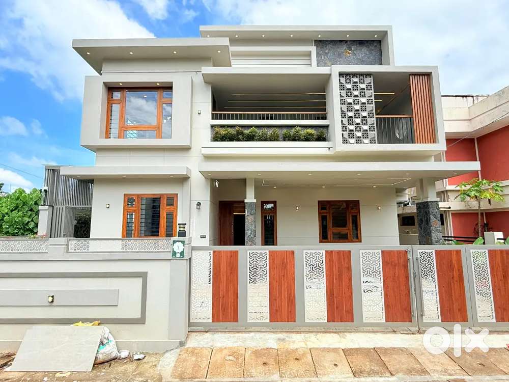 Edapally Palarivattom 5.5 cent 2800 sqft 4bhk near Kaloor, Vyttila