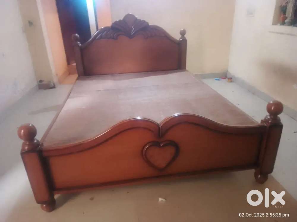 One gueen size wooden cot 6,14x 5 feet inside bed size