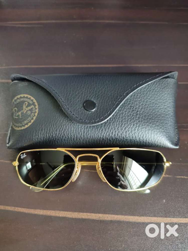 RAY BAN MODEL NUMBER 1959 IN BRAND NEW CONDITION WITH LEATHER CASE