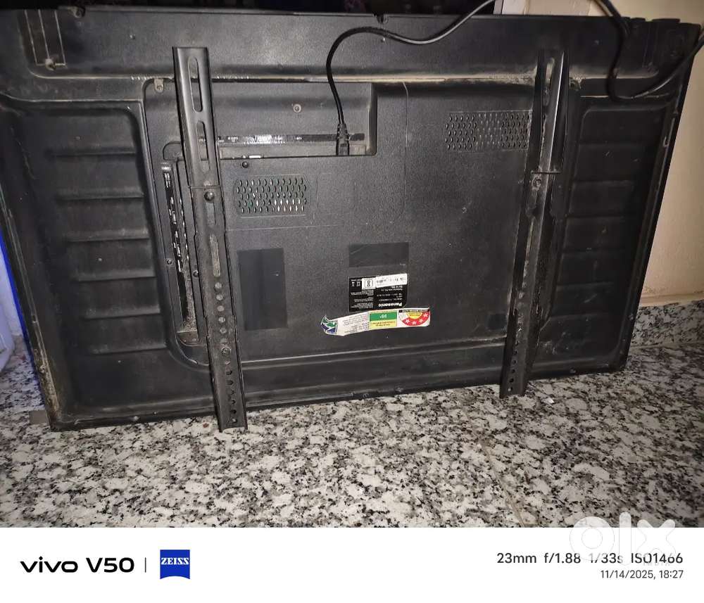 Selling panasonic 40 inches non smart some part broken