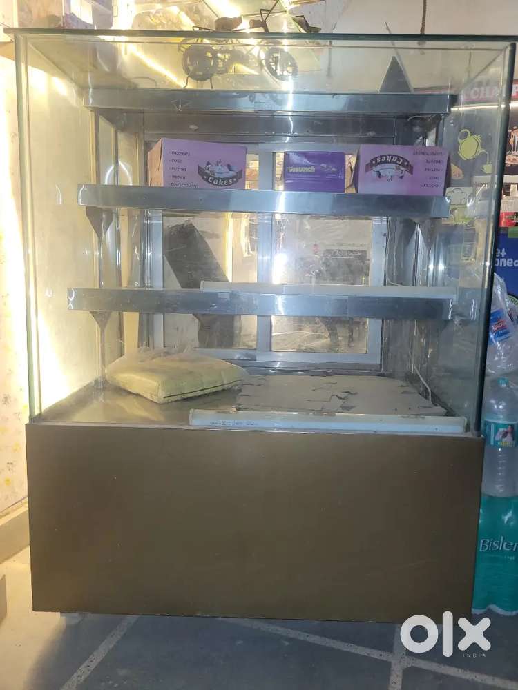 Cake display fridge counter