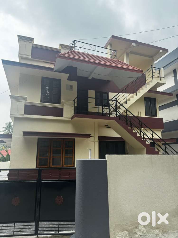 10.2 Cents  2200 SqFt House For Sale in Nedumangad
