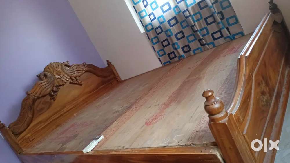 Queen size bed selling price 10000/-