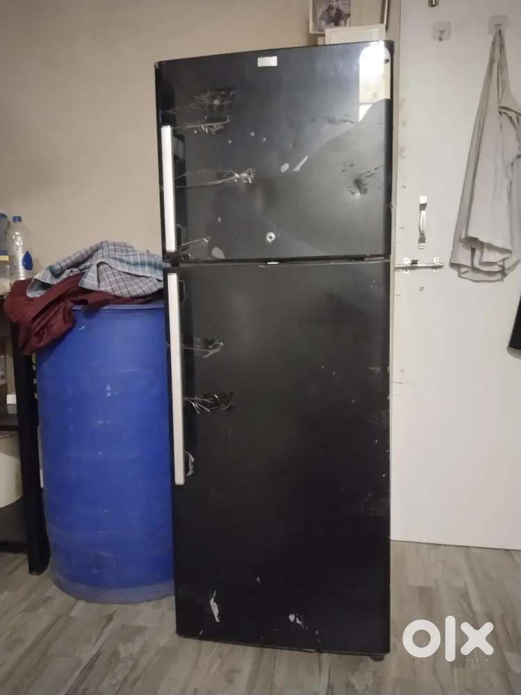 Fridge bechna aur blue drum bhi