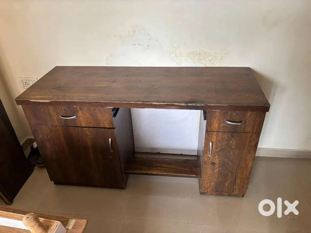 Excellent Computer Table for Sale