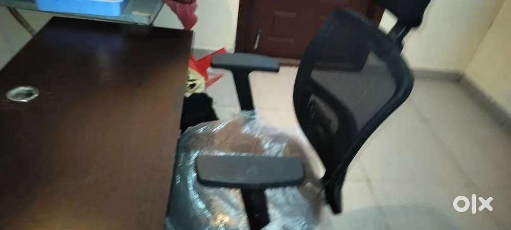 Office chair (Wakefit), office computer table