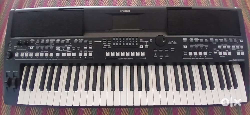 YAMAHA PSR SX600 keyboard