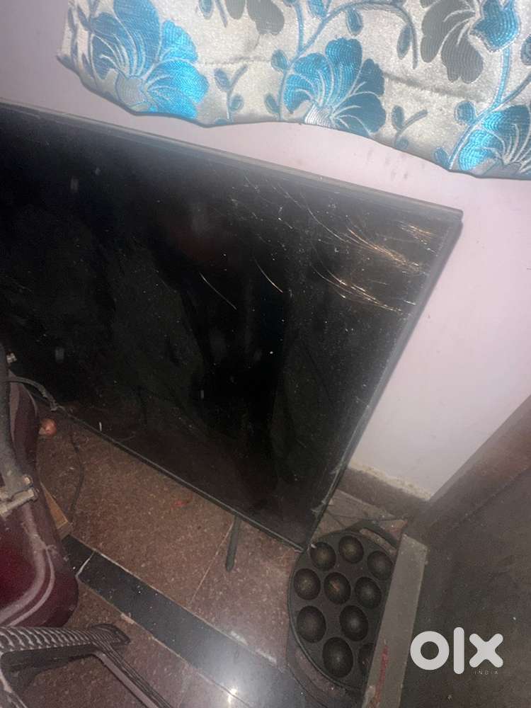 Hisense 42 inch tv for sale(led screen broken)