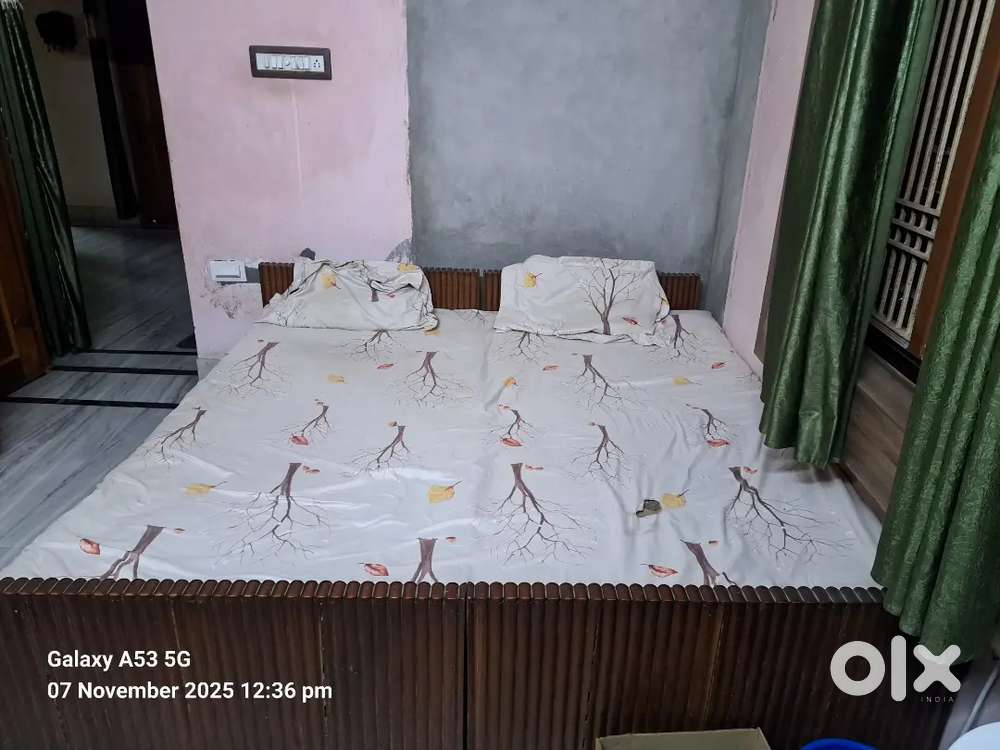 A double bed need to be sale 6.5 ×6.5