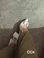 Shoes of no 35