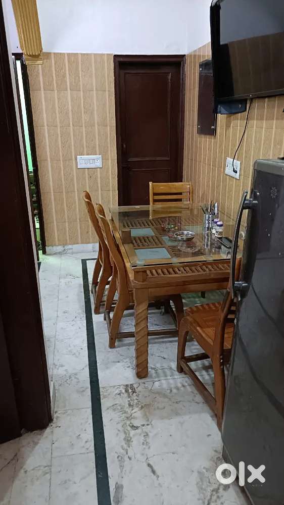 Dining table good condition