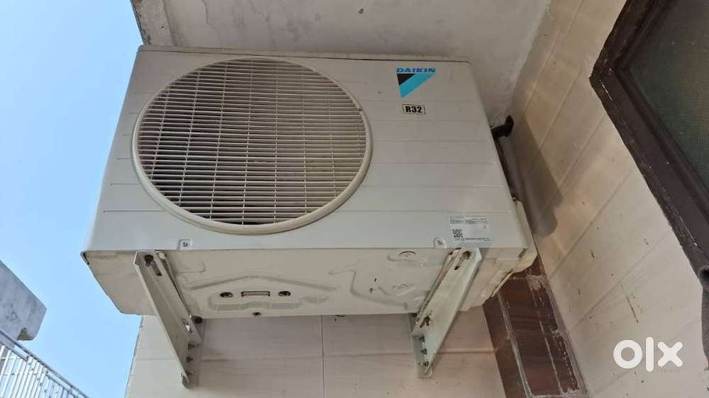 Split Daikin 2.0 ton AC Non-Inverter FTL24