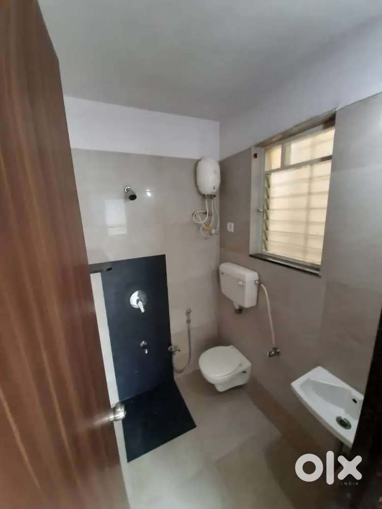 Looking for 2 working Profesional for sharing