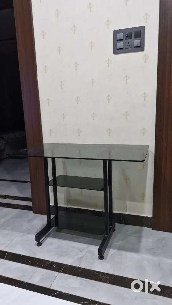 Basic glass table rack